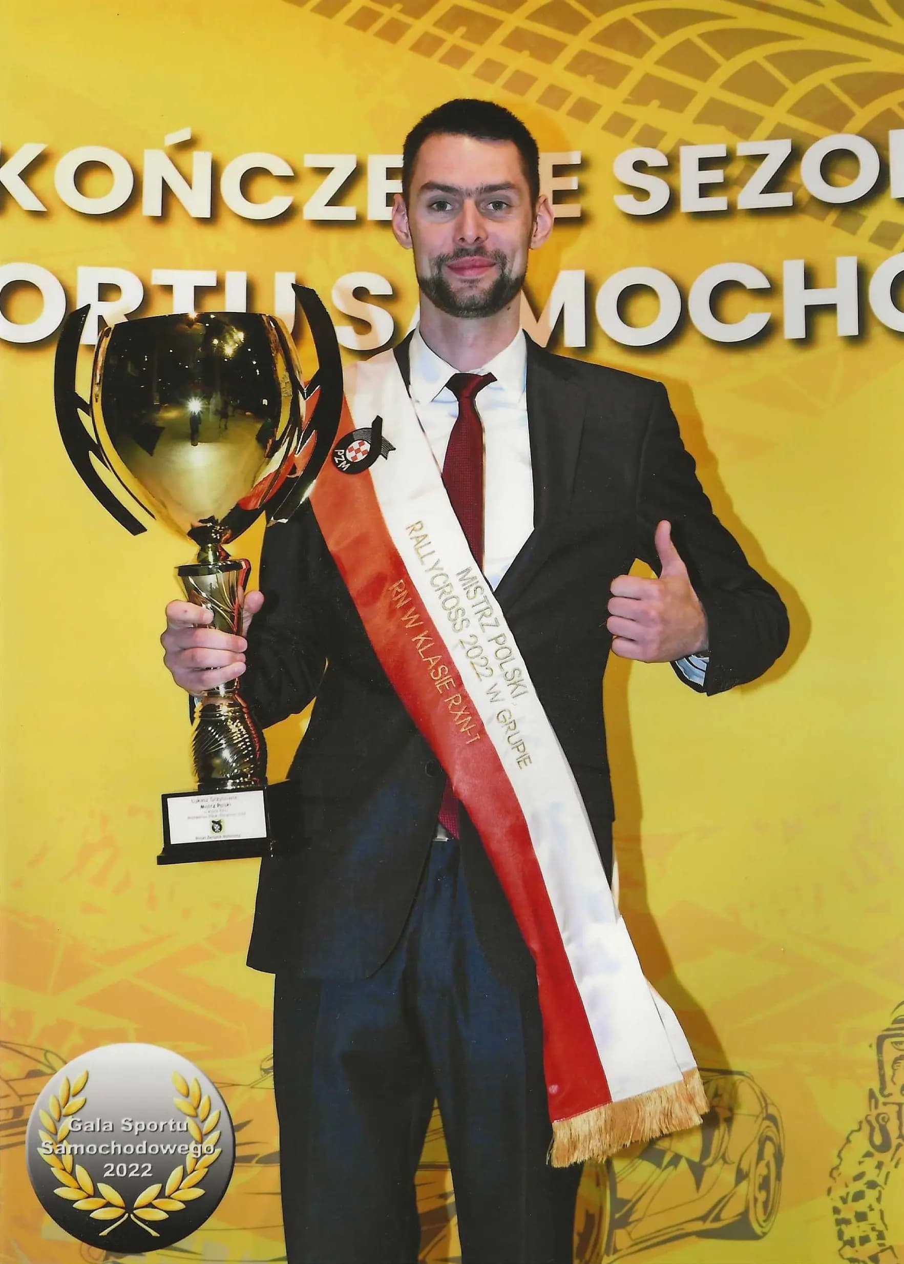Łukasz Grzybowski na najwyższym stopniu podium z pucharem Mistrza Polski