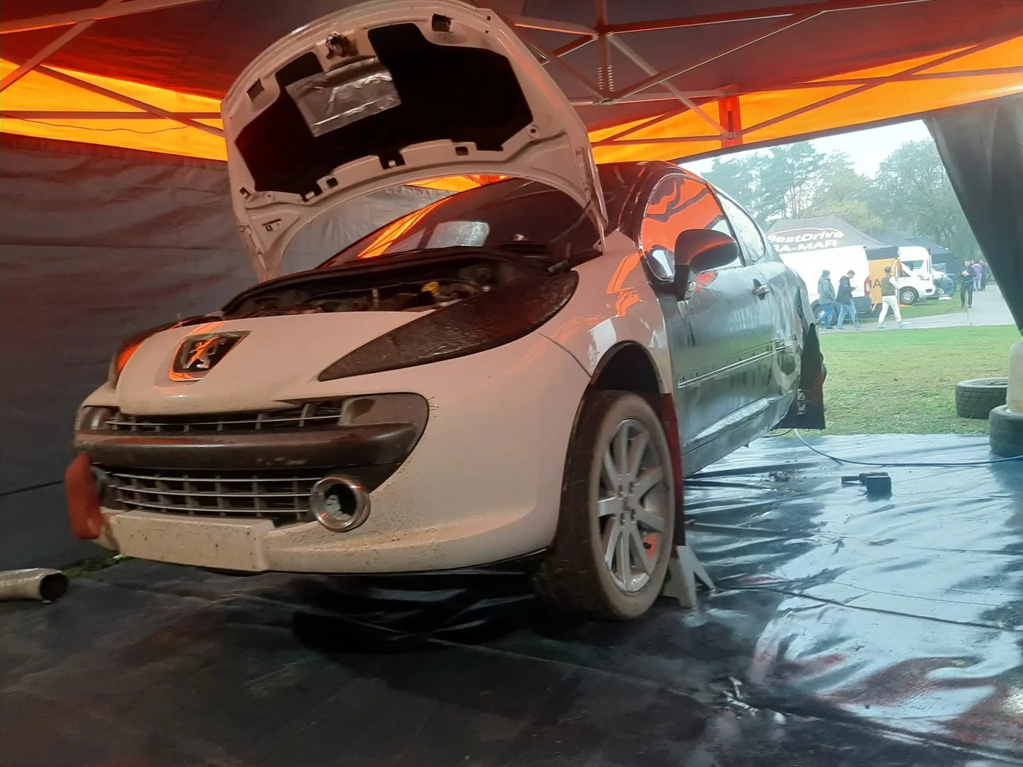 Peugeot przy strefie zespołu, era przed 207 RC